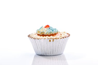 Çamurcun doğum günü kek üzerine beyaz izole tereyağı krema buzlanma ile