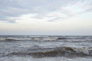 Güçlü dalgalar bir plajda. Gelen dalga deniz kenarında. Arka plan olarak kullanılabilir
