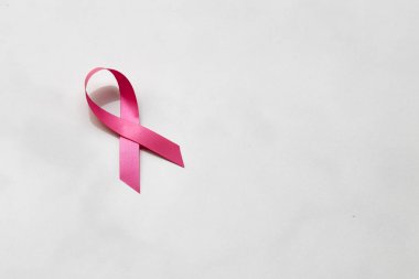 pembe saten Meme Kanseri Bilinçlendirme şerit. doğal beyaz üzerine gölgeni.