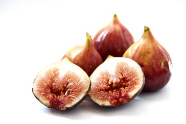 Beyaz arka plan üzerinde izole taze tatlı incir