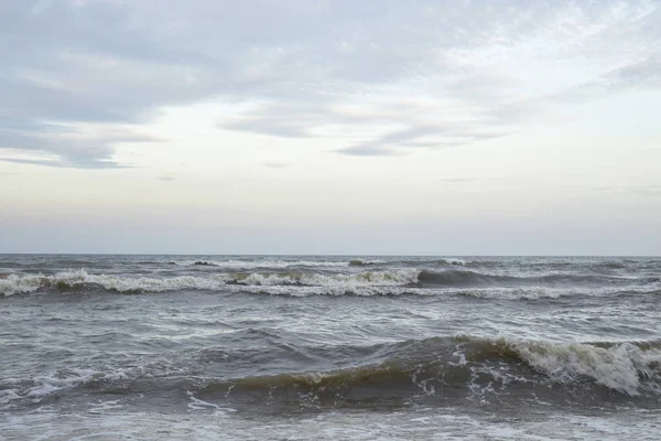 Güçlü dalgalar bir plajda. Gelen dalga deniz kenarında. Arka plan olarak kullanılabilir