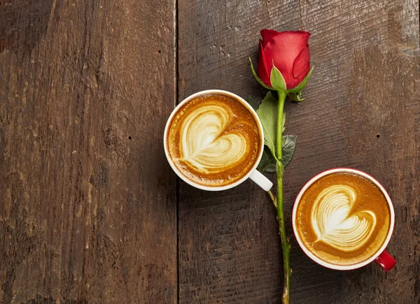 Capuchino Fresco Con Rosa Roja Sobre Mesa Madera — Foto de Stock