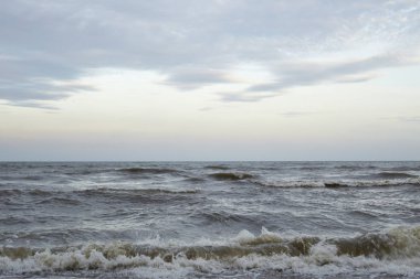 Güçlü dalgalar bir plajda. Gelen dalga deniz kenarında. Arka plan olarak kullanılabilir