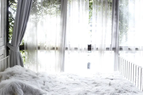 Біла Спальня Еркером Шторою — стокове фото