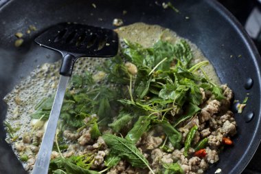 Fesleğen soslu tavada kızartılmış domuz eti tavada gıda Tay bırakır