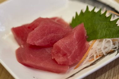 Ahşap arka plan taze iyi ton balığı eti