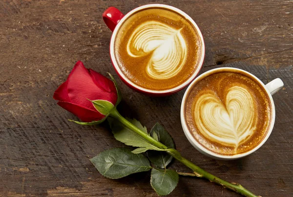 Capuchino Fresco Con Rosa Roja Sobre Mesa Madera — Foto de Stock