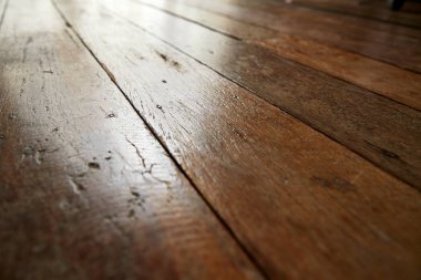 Bir ev arasında görüntülendi yemek alanında bir rustik ayağı mimari özelliğinin düşük açılı görünüş 