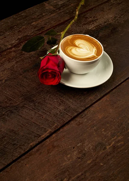 Świeże Cappuccino Czerwoną Różą Stół Drewna — Zdjęcie stockowe