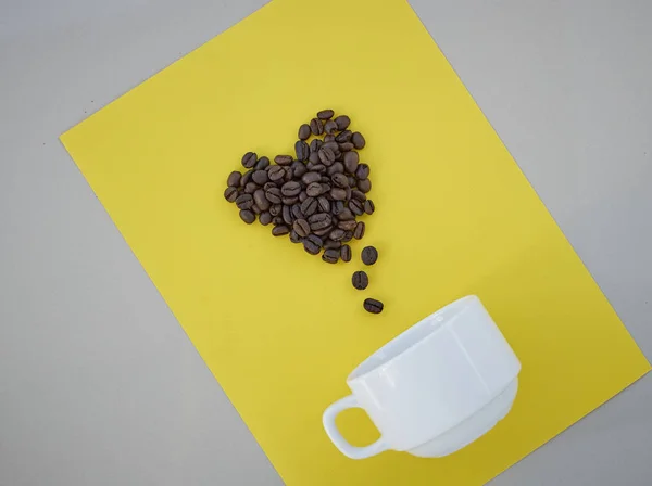 Kaffeebohnen Herzform Mit Weißer Tasse Auf Gelbem Hintergrund Valentinen Konzept — Stockfoto