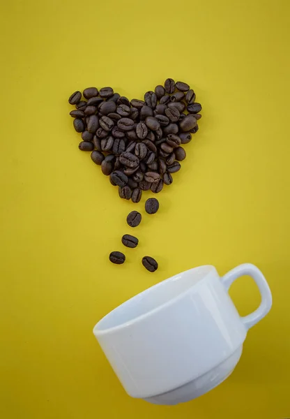 Granos Café Forma Corazón Con Taza Blanca Sobre Fondo Amarillo — Foto de Stock