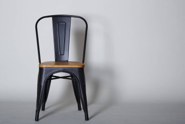 Çelik gri ahşap sandalye ile dokulu arka plan duvar kopya alanı