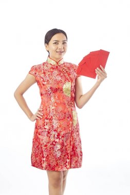 mutlu Çin yeni yılı. Asyalı kadın kırmızı zarf tutan gülümseyerek