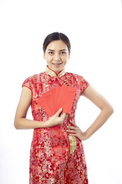 mutlu Çin yeni yılı. Asyalı kadın kırmızı zarf tutan gülümseyerek