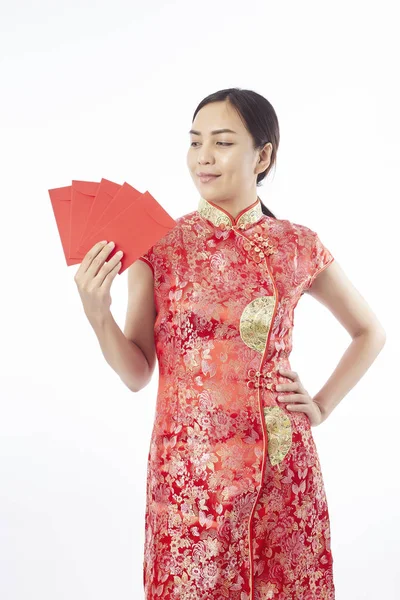 Feliz Año Nuevo Chino Sonriente Asiático Mujer Holding Rojo Sobre — Foto de Stock