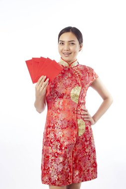 mutlu Çin yeni yılı. Asyalı kadın kırmızı zarf tutan gülümseyerek