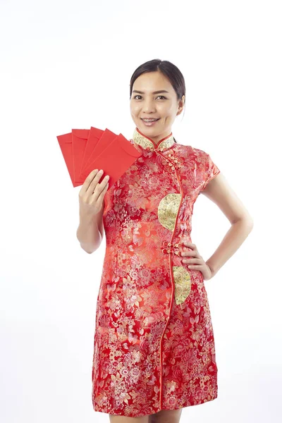 ハッピー中国の旧正月 赤い封筒を保持しているアジアの女性の笑みを浮かべてください — ストック写真