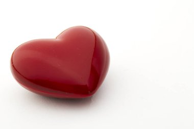 Beyaz arka plan üzerinde izole büyük kırmızı kalp