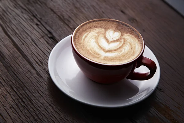 Rote Tasse Heißen Latte Art Kaffee Auf Einem Holztisch Vintage — Stockfoto