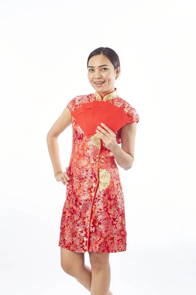 快乐的农历新年 微笑着拿着红色信封的亚裔女子 — 图库照片