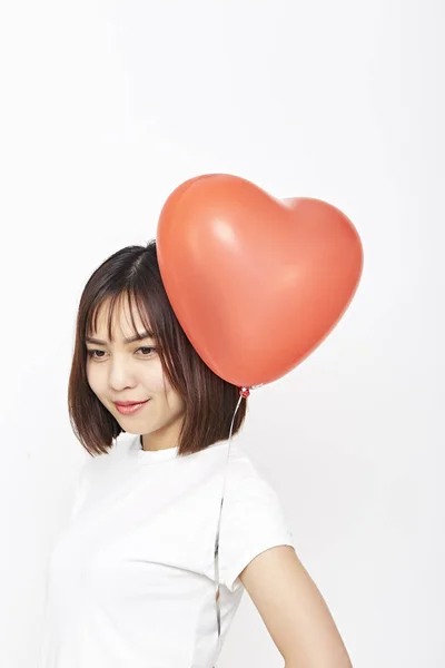 Piękna Kobieta Azjatyckich Trzymając Balon Czerwony Serce Gospodarstwa Walentynki — Zdjęcie stockowe