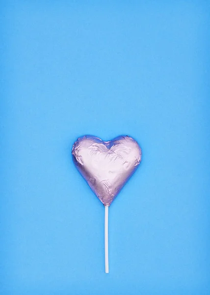 Rosa Herz Schokolade Form Auf Blauem Papier Hintergrund Minimales Liebeskonzept — Stockfoto