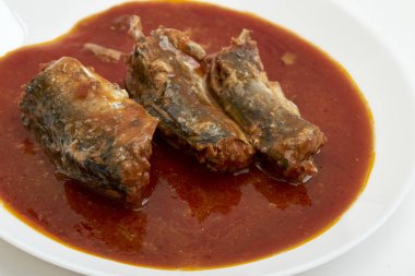 Beyaz arka plan üzerinde domates soslu uskumru