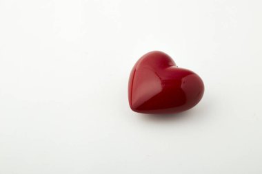 Beyaz arka plan üzerinde izole büyük kırmızı kalp