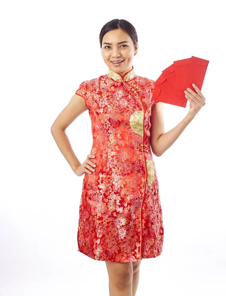 Щасливий Китайський Новий Рік Усміхнена Азіатська Жінка Тримає Червоний Конверт — стокове фото
