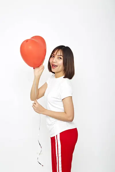 Mooie Aziatische Vrouw Met Een Rood Hart Ballon Houden Een — Stockfoto