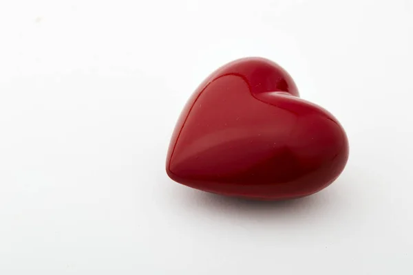 大红色心脏隔绝在白色背景极小的概念 — 图库照片