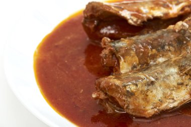 Beyaz arka plan üzerinde domates soslu uskumru