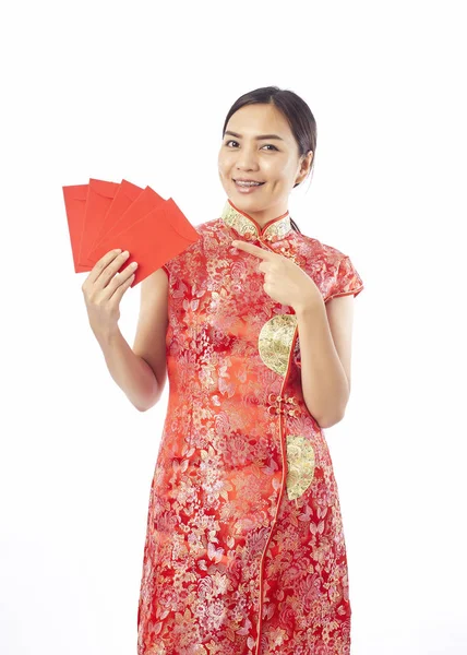 Китайская новогодняя женщина с красным конвертом — стоковое фото