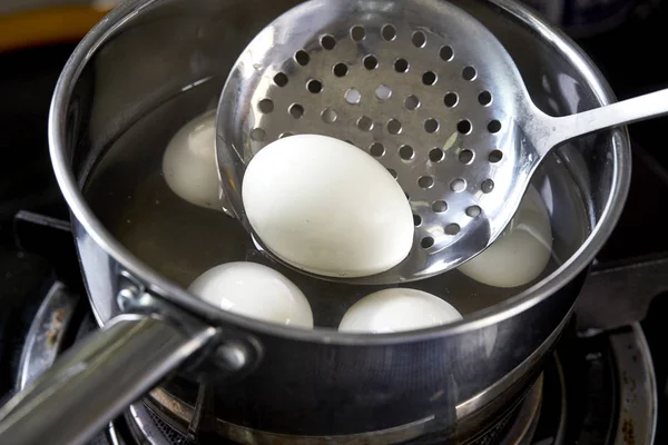 Primer Plano Huevos Blancos Hirviendo Olla Agua Caliente Hecho Huevos —  Fotos de Stock