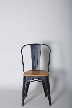 Çelik gri ahşap sandalye ile dokulu arka plan duvar kopya alanı