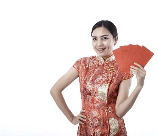 中国の女性と伝統的な Qipao ドレス赤の封筒のお金を保持します — ストック写真
