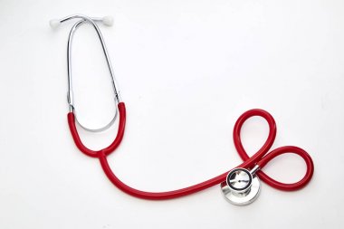 Beyaz arka plan üzerinde izole kırmızı kıvrılmış stetoskop