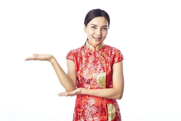 アジアの女の子は伝統的な中国の新年の挨拶 — ストック写真