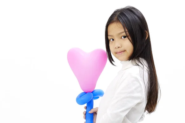 Lindo Poco Asiático Chica Holding Rosa Globo Corazón Con Aislado — Foto de Stock