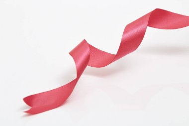 Beyaz üzerine kırmızı kıvırcık şerit 