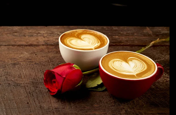 Capuchino Fresco Con Rosa Roja Sobre Mesa Madera — Foto de Stock