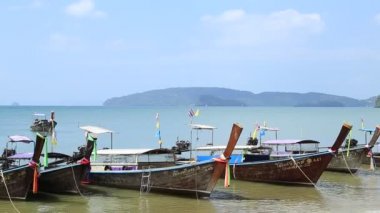 Krabi, Tayland - 7 Şubat 2018: tropikal tatil gezginler adanın etrafında bir tur gezisi için bekleyen kum plajındaki renkli şeritler ile dekore edilmiş Tayland turist tekneleri