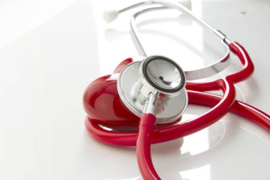 işleme steteskop ve beyaz zemin üzerine kırmızı kalp