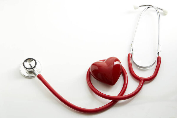 рендеринг стетоскопа и красного сердца на белом фоне
