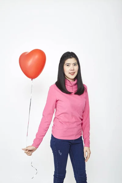 Mulher Asiática Bonita Segurando Balão Coração Vermelho Segurando Dia Dos — Fotografia de Stock