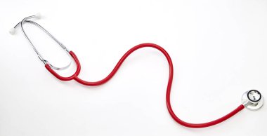 Beyaz arka plan üzerinde izole kırmızı kıvrılmış stetoskop