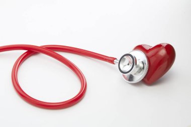 işleme steteskop ve beyaz zemin üzerine kırmızı kalp