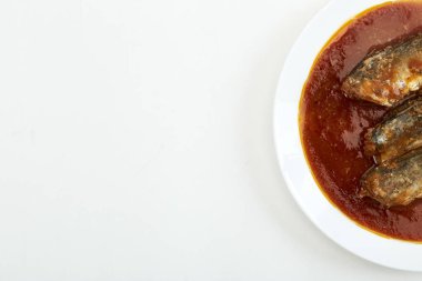 Beyaz arka plan üzerinde domates soslu uskumru