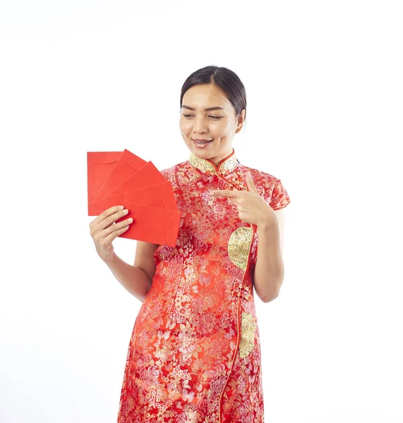 Mujer china de año nuevo sosteniendo sobre rojo — Foto de Stock