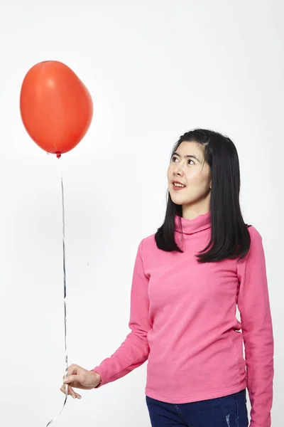 Piękna Kobieta Azjatyckich Trzymając Balon Czerwony Serce Gospodarstwa Walentynki — Zdjęcie stockowe